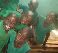 Kinder an der Gehörlosenschaule in Kenia